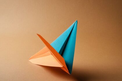 Papierflieger falten: So gelingt der perfekte Flieger für maximale Flugdistanz