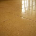 Stark verschmutzte Fliesen reinigen: Effektive Tipps und Tricks für strahlende Sauberkeit