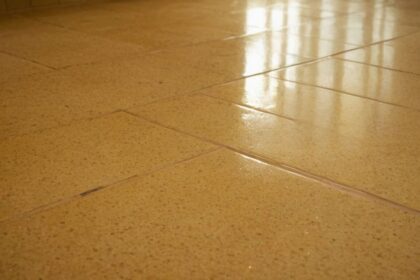 Stark verschmutzte Fliesen reinigen: Effektive Tipps und Tricks für strahlende Sauberkeit