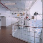 Forschungsschiff mit wissenschaftlicher Ausrüstung an Deck