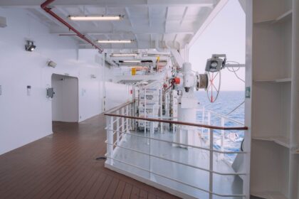 Forschungsschiff mit wissenschaftlicher Ausrüstung an Deck
